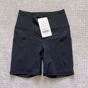 Fabletics Oasis High-Waisted Pocket Short 6”